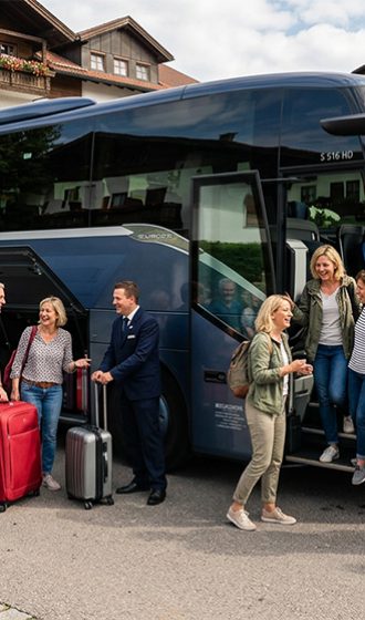 Reisebus und Gäste